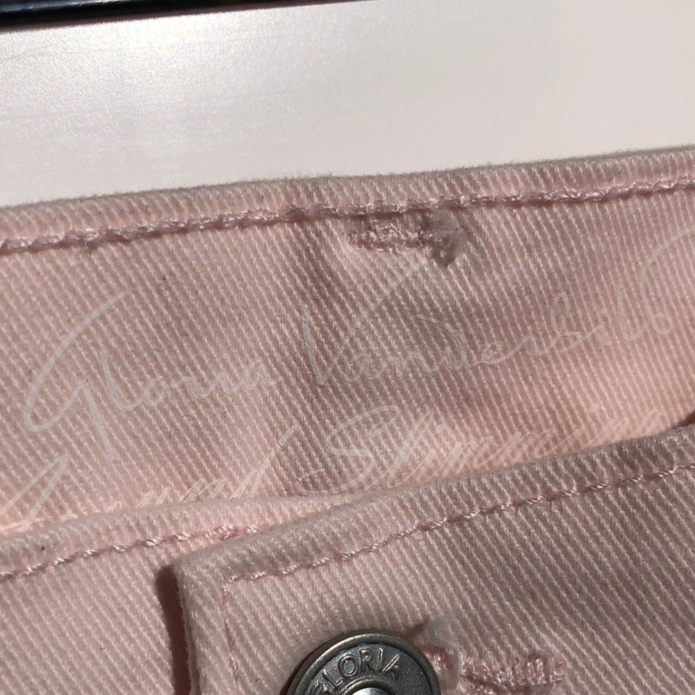 Gloria Vanderbilt Pale Pink Cropped Capris with Snap Tabs - Picture 2 of 9